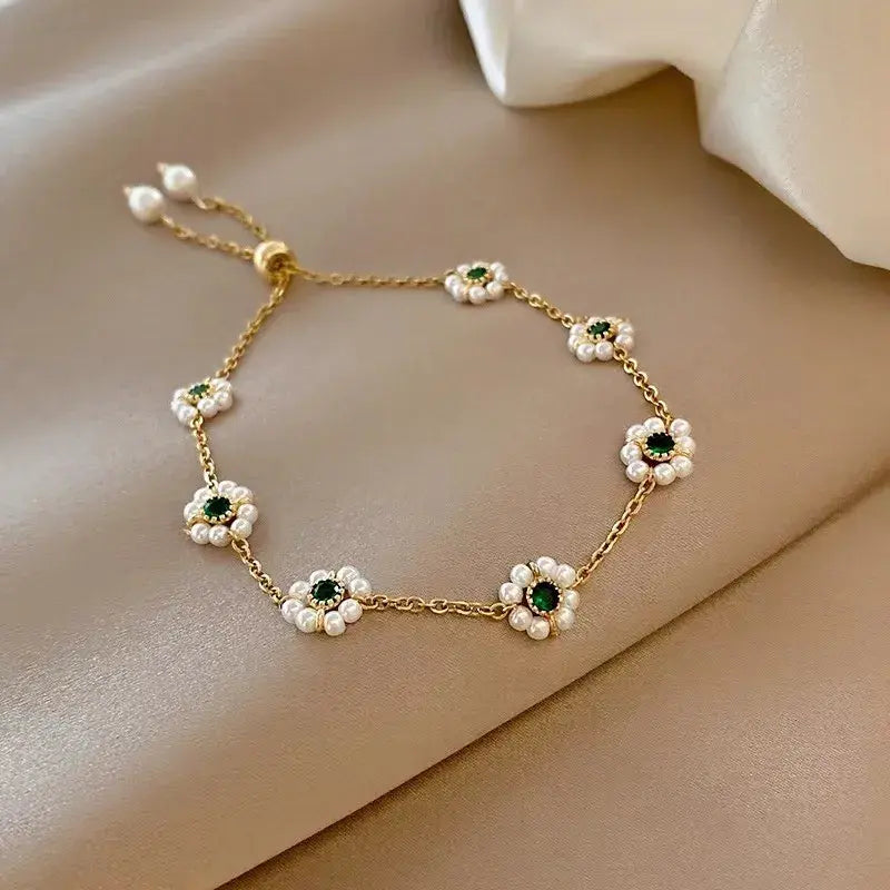 Pulseira Elegante com Margarida e Cristais Verdes