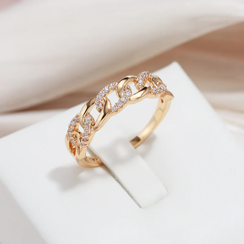 Anel Dourado Elegante de Elos