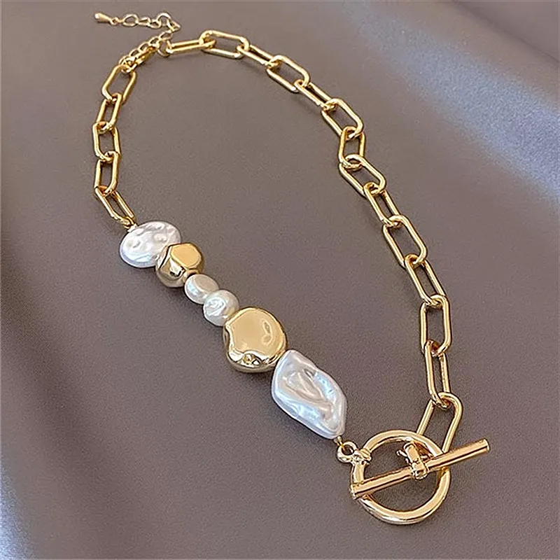 Colar Vintage com Pérolas Douradas