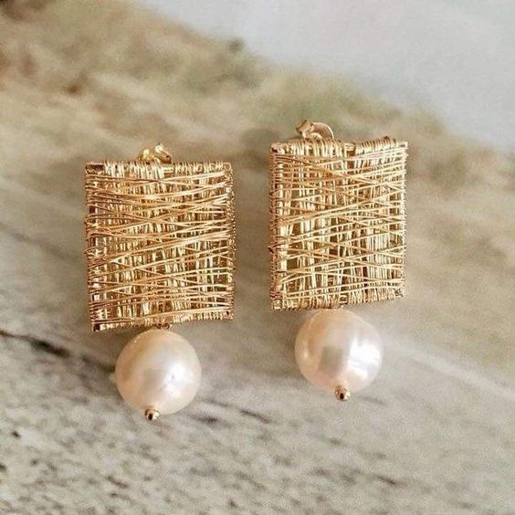 Brincos Vintage com Fios Dourados e Pérolas