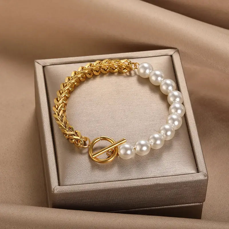 Pulseira Dourada Elegante com Pérolas