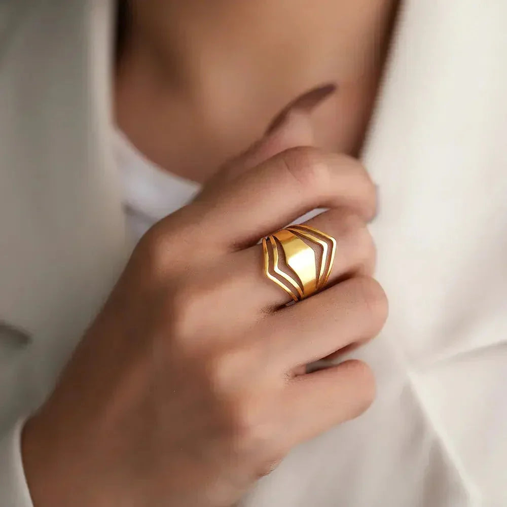Anel Dourado Marcante e Elegante