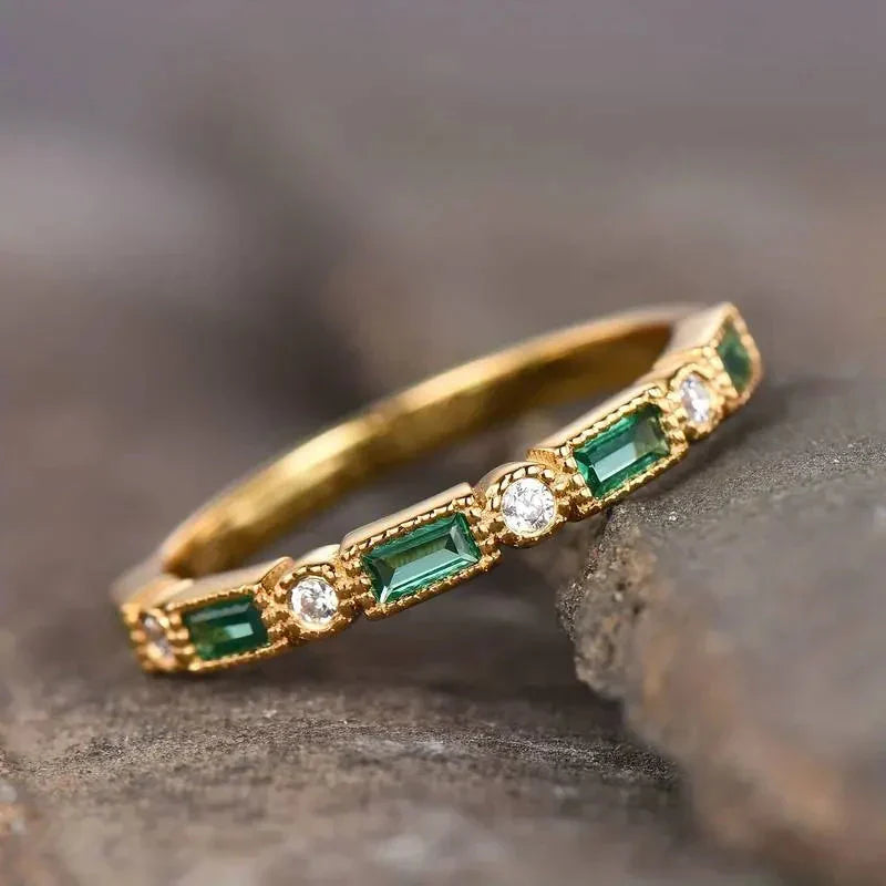 Anel Vintage Dourado com Zircónias Verdes