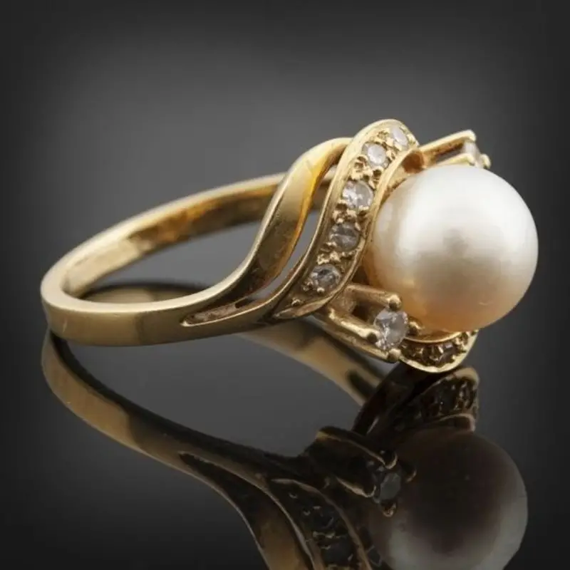 Anel Dourado Elegante e Radiante com Pérola
