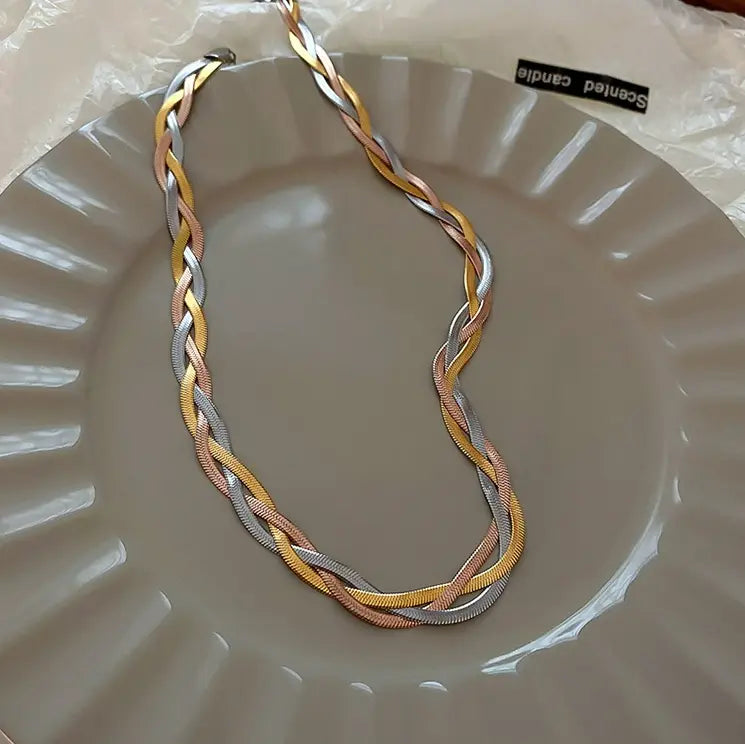 Colar Elegante em Ouro e Prata