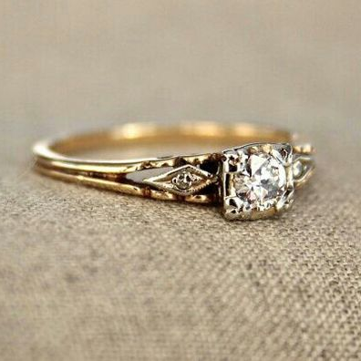 Anel Vintage Dourado Delicado com Zircónias