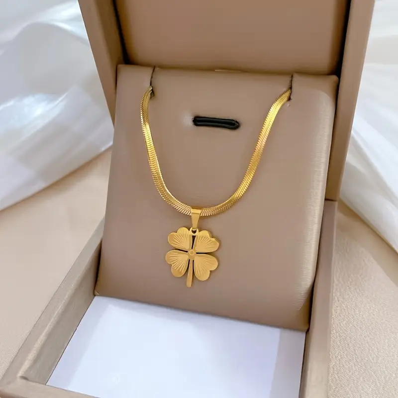 Colar Dourado com Trevo de Quatro Folhas