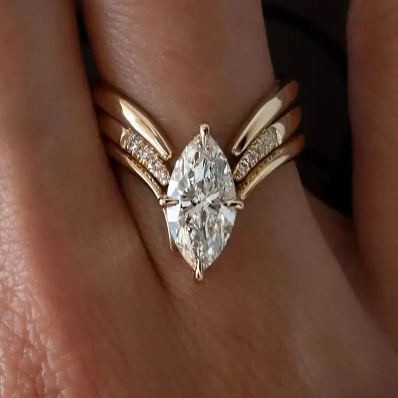 Anel Dourado com Coroa e Gota