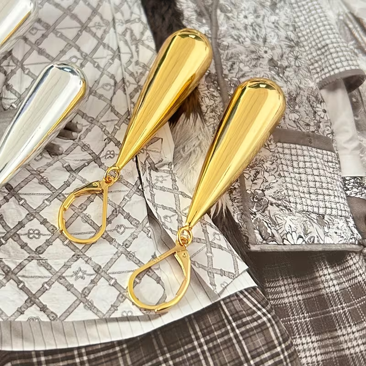 Brincos Pendentes Dourados em Forma de Lágrima