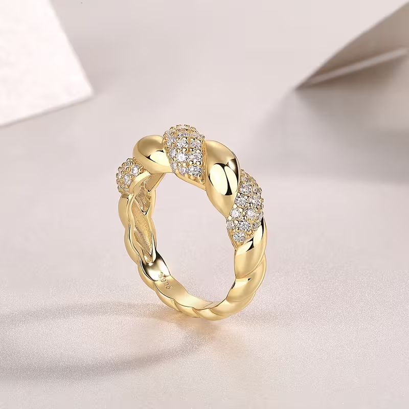 Anel Dourado Entrançado com Cristais