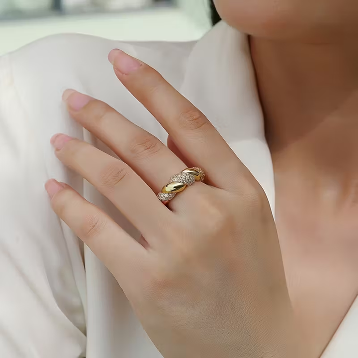Anel Dourado Entrançado com Cristais