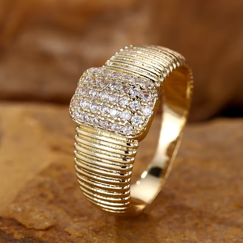 Anel Dourado Largo de Luxo com Zircónias