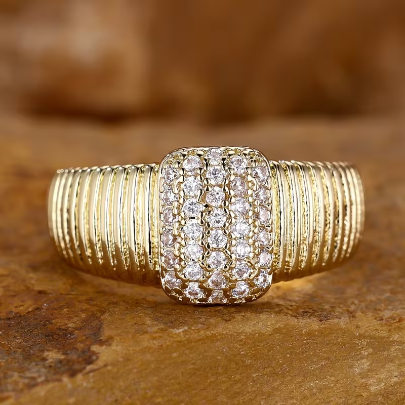 Anel Dourado Largo de Luxo com Zircónias