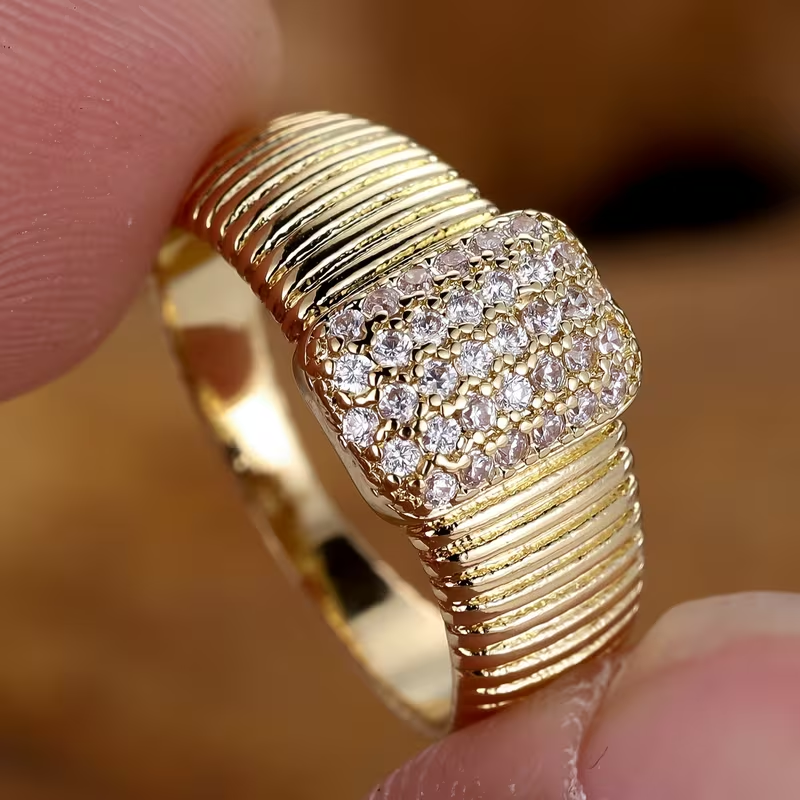 Anel Dourado Largo de Luxo com Zircónias