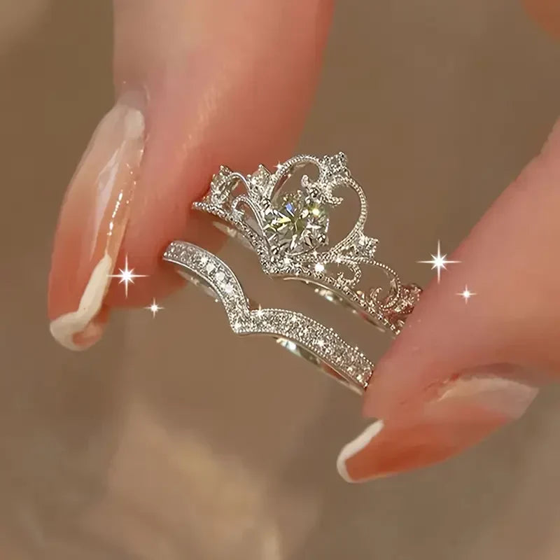 Conjunto Prateado Brilhante de Anéis com Coroa | Ouro Branco
