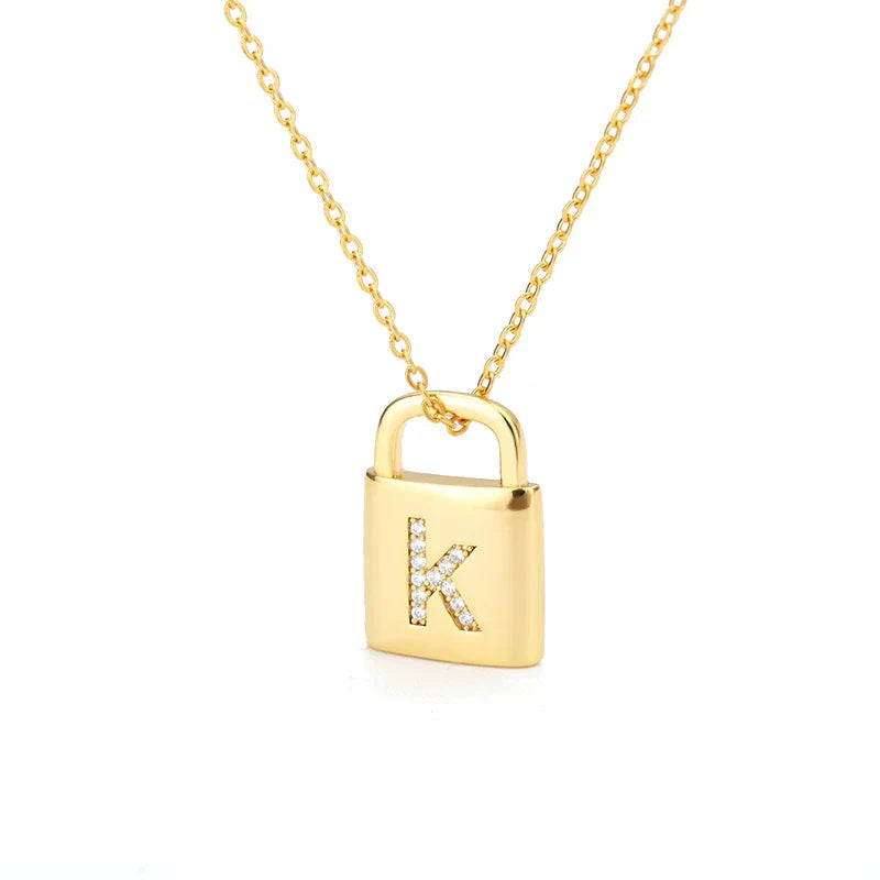 Colar Dourado com Pendente de Cadeado e Inicial