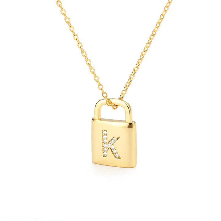 Colar Dourado com Pendente de Cadeado e Inicial