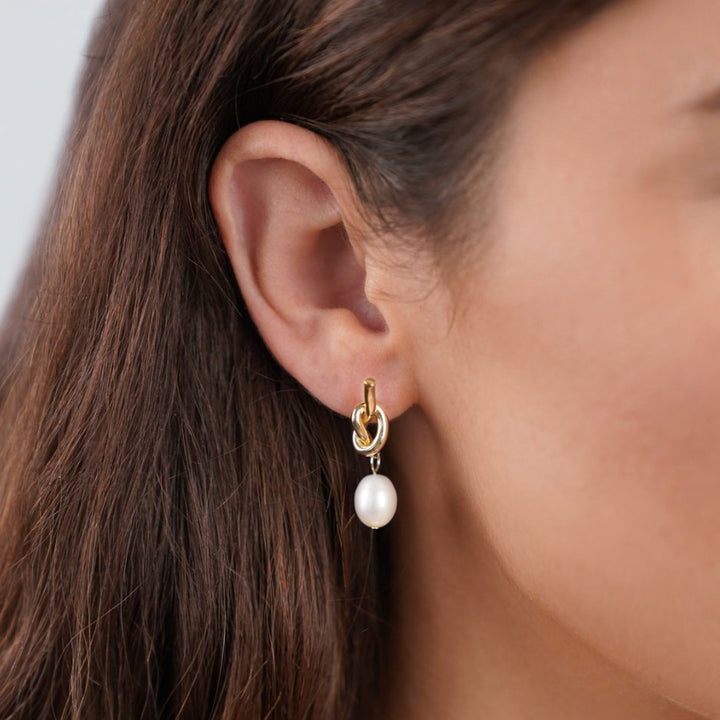 Brincos Dourados com Nó e Pérola de Água Doce