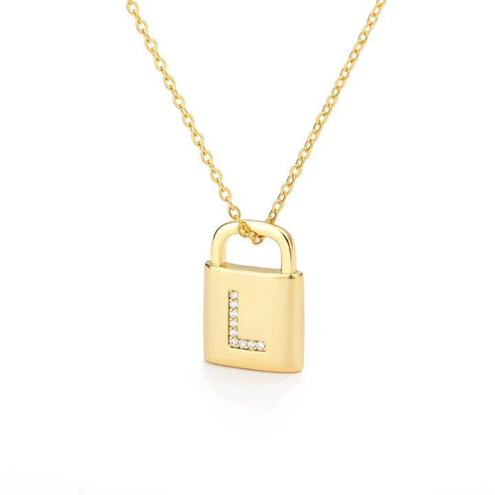 Colar Dourado com Pendente de Cadeado e Inicial