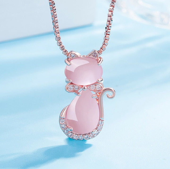 Colar Encantador com Gato, Pedra Rosa e Zircónia