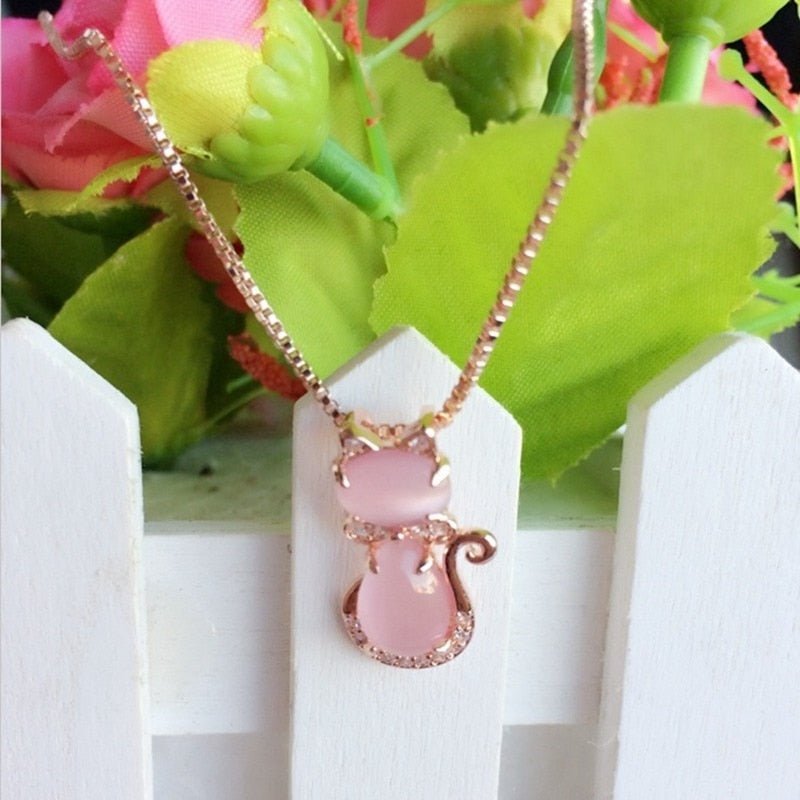 Colar Encantador com Gato, Pedra Rosa e Zircónia