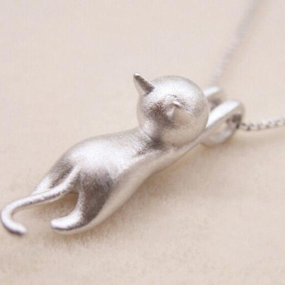 Colar Prateado Encantador com Gato
