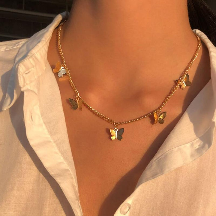 Colar Prateado e Banhado a Ouro com Borboleta