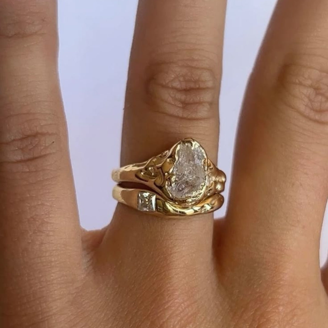 Anel Dourado Forjado em Camadas Radiante