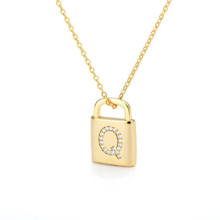 Colar Dourado com Pendente de Cadeado e Inicial