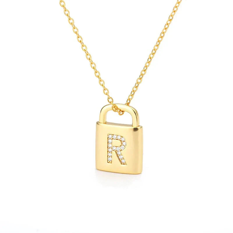 Colar Dourado com Pendente de Cadeado e Inicial