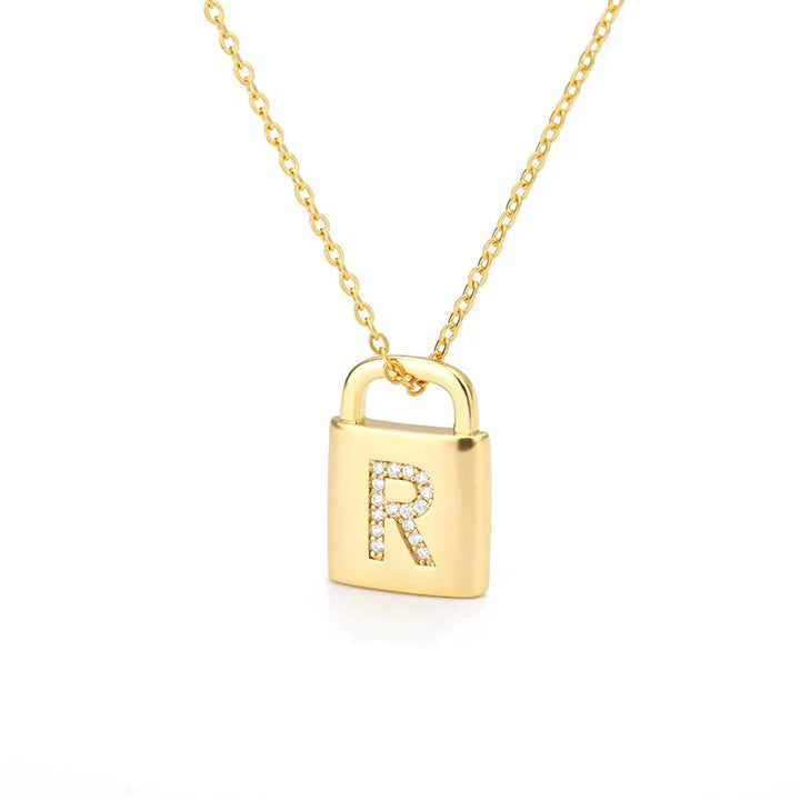 Colar Dourado com Pendente de Cadeado e Inicial