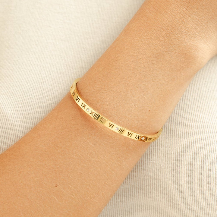 Bracelete Rígida Dourada Romana