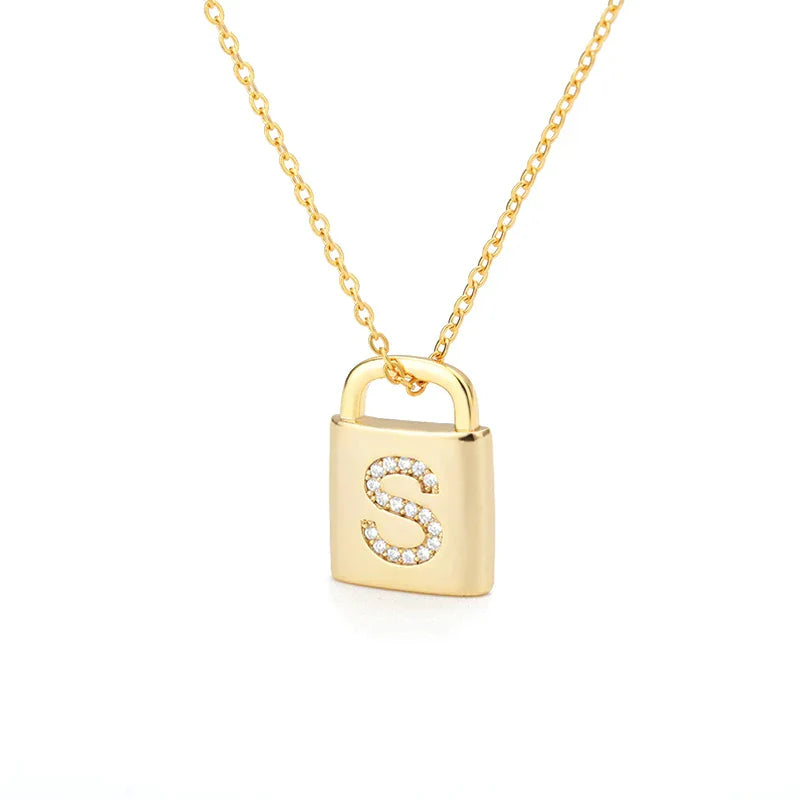 Colar Dourado com Pendente de Cadeado e Inicial