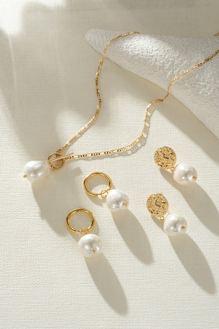 Colar Dourado Elegante com Pérolas