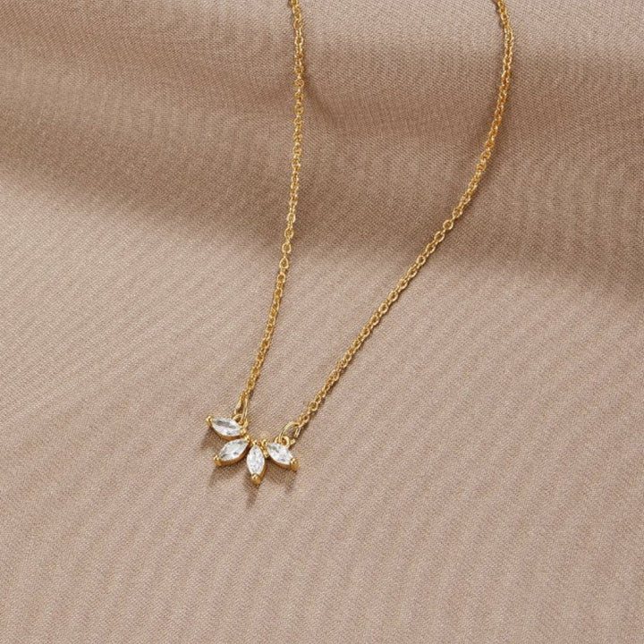 Colar Omelia com Folha de Cristal