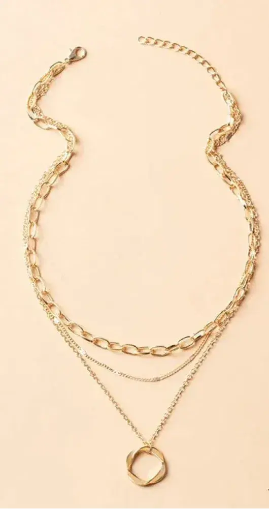 Colar Dourado Clássico em Camadas com Pendente