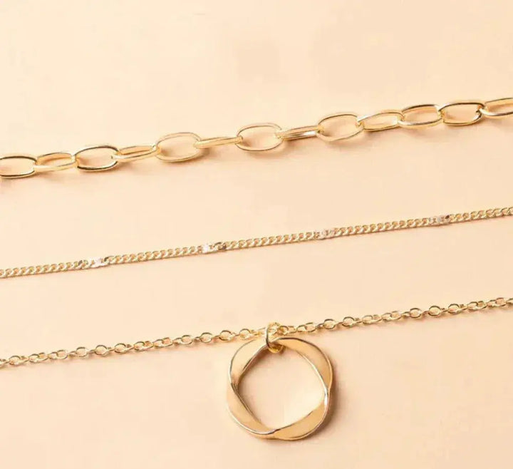 Colar Dourado Clássico em Camadas com Pendente