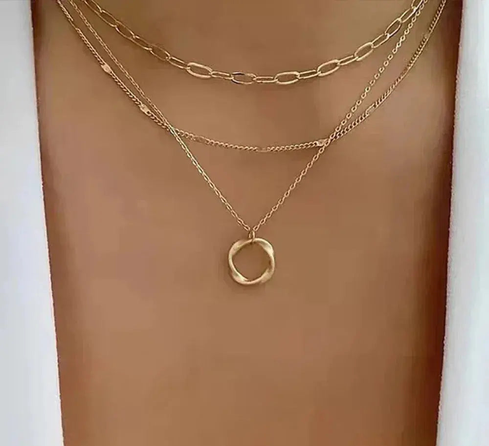 Colar Dourado Clássico em Camadas com Pendente