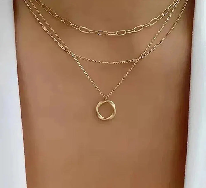 Colar Dourado Clássico em Camadas com Pendente