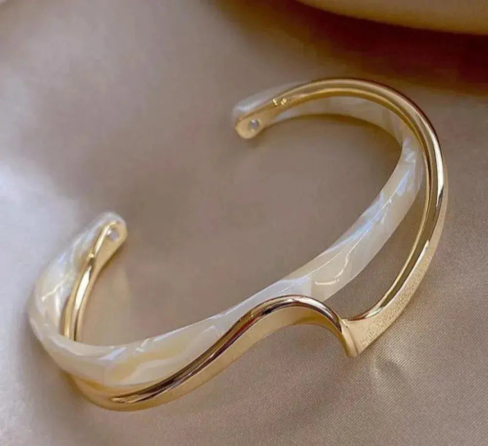 Pulseira Dourada Elegante com Opala Branca