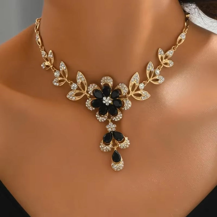 Conjunto de Joias com Flor Preta e Borla