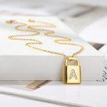 Colar Dourado com Pendente de Cadeado e Inicial