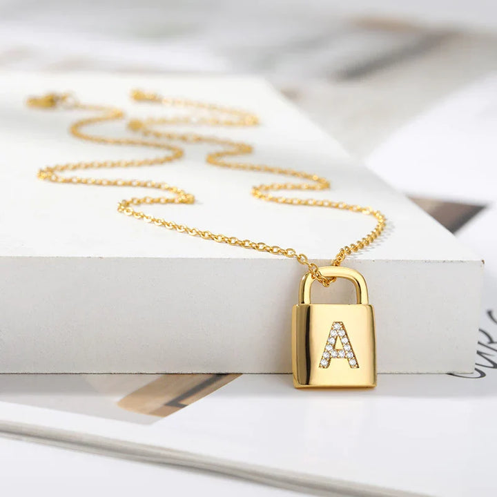 Colar Dourado com Pendente de Cadeado e Inicial