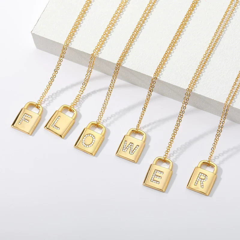 Colar Dourado com Pendente de Cadeado e Inicial