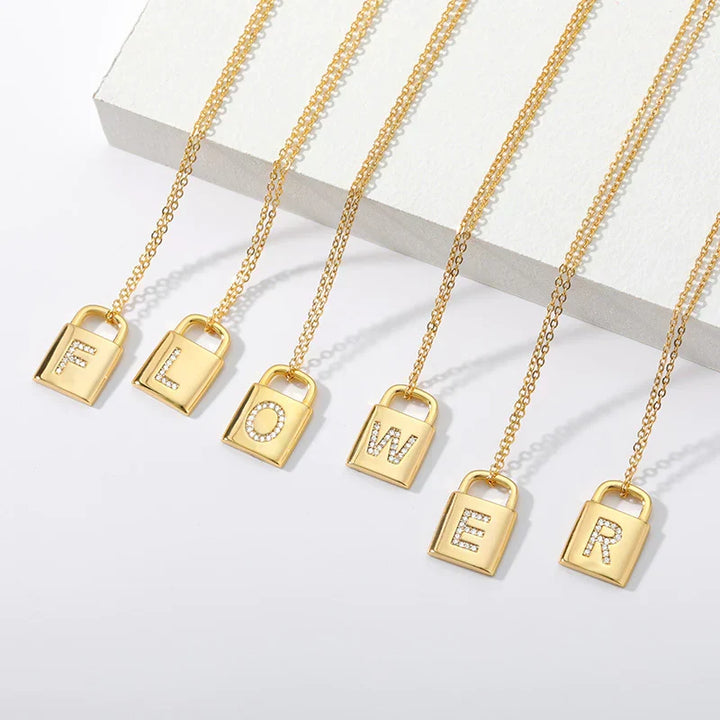 Colar Dourado com Pendente de Cadeado e Inicial
