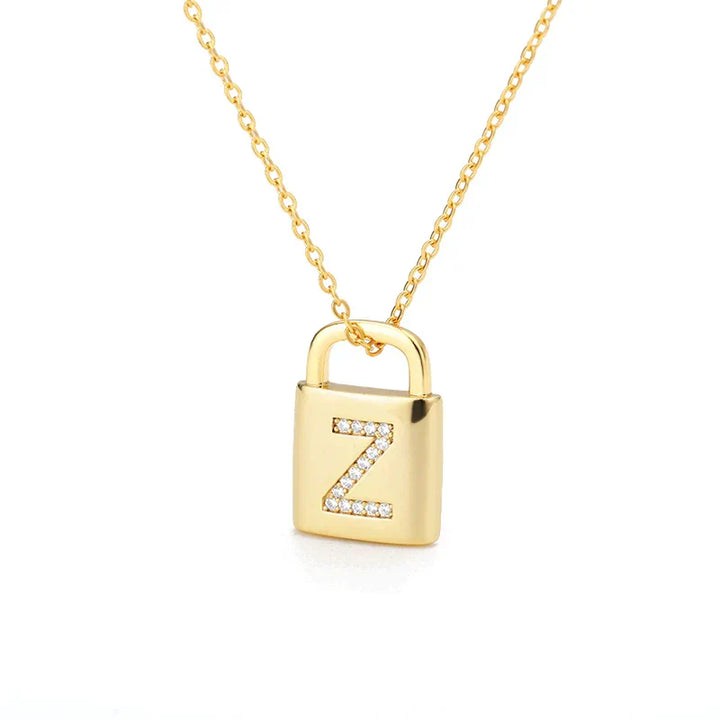Colar Dourado com Pendente de Cadeado e Inicial